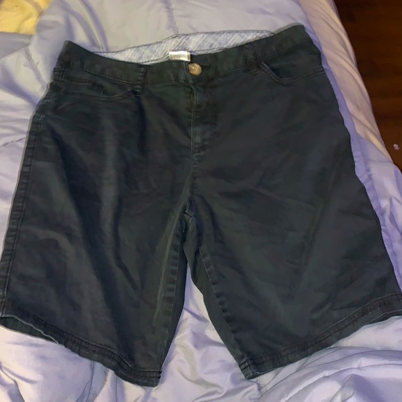 Black Bermuda golf shorts. - Picture 3 of 3